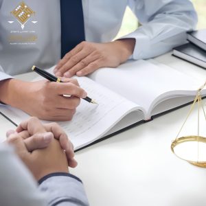 محامي متخصص في صياغة العقود التجارية